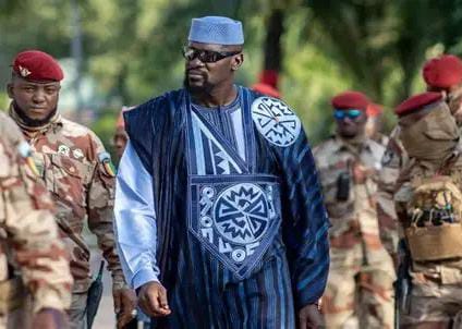 Depuis plusieurs semaines, le président guinéen Mamadi Doumbouya est resté absent du pays, après avoir quitté Conakry pour participer à un sommet de l’Union africaine. Cette absence prolongée a alimenté de nombreuses spéculations, poussant les autorités à intervenir pour rassurer la population et clarifier la situation.