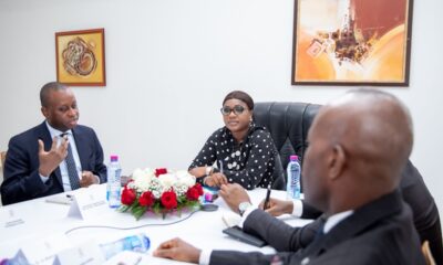 Le 2 mars 2026, la ministre et secrétaire générale de la Présidence du Conseil, Sandra Ablamba Johnson, a reçu à Lomé une délégation de la Banque mondiale, conduite par Marie‑Chantal Uwanyiligira, directrice de division pour la Côte d’Ivoire, le Bénin, la Guinée et le Togo. La rencontre avait pour objectif de discuter de la prévention des risques et du renforcement de la résilience des communautés togolaises face aux défis socio-économiques et sécuritaires.