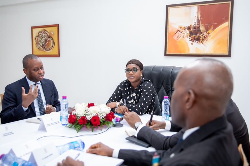 Le 2 mars 2026, la ministre et secrétaire générale de la Présidence du Conseil, Sandra Ablamba Johnson, a reçu à Lomé une délégation de la Banque mondiale, conduite par Marie‑Chantal Uwanyiligira, directrice de division pour la Côte d’Ivoire, le Bénin, la Guinée et le Togo. La rencontre avait pour objectif de discuter de la prévention des risques et du renforcement de la résilience des communautés togolaises face aux défis socio-économiques et sécuritaires.