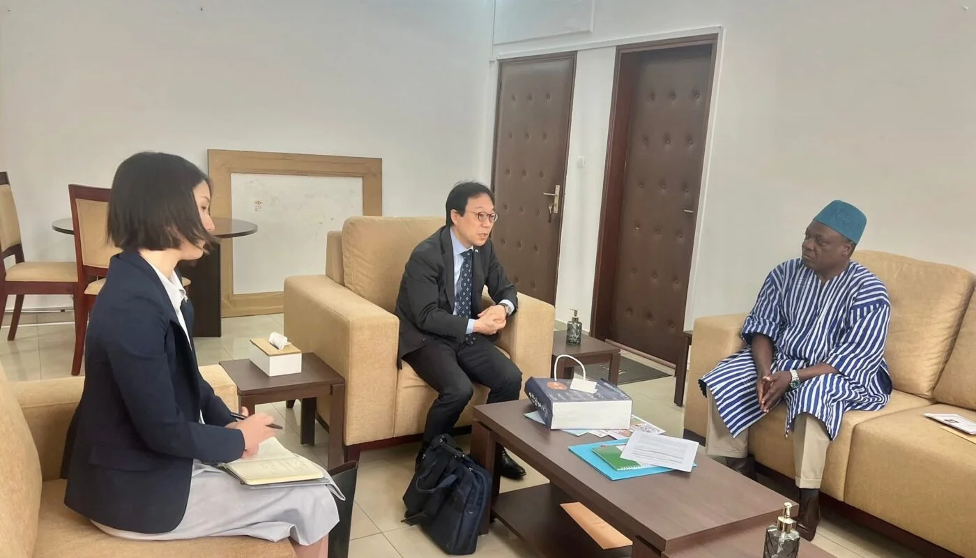 Le Togo et le Japon souhaitent renforcer leur coopération dans l’enseignement supérieur. Cette collaboration pourrait offrir davantage d’opportunités d’études, de bourses et d’échanges universitaires aux étudiants togolais.