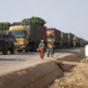 Le gouvernement togolais prévoit l’acquisition de nouveaux pèse-camions afin de lutter contre la surcharge des poids lourds à la frontière avec le Bénin. Ces équipements seront installés aux postes de contrôle de Sanvee Condji et Hillacondji dans le cadre du projet de réhabilitation de la route Lomé-Cotonou soutenu par la Banque africaine de développement.