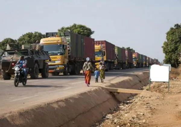 Le gouvernement togolais prévoit l’acquisition de nouveaux pèse-camions afin de lutter contre la surcharge des poids lourds à la frontière avec le Bénin. Ces équipements seront installés aux postes de contrôle de Sanvee Condji et Hillacondji dans le cadre du projet de réhabilitation de la route Lomé-Cotonou soutenu par la Banque africaine de développement.