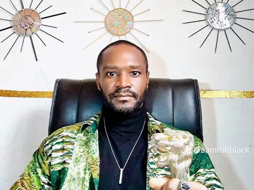 L’artiste togolais Narcisse Essowé Tchalla, connu du public sous le nom de Aamron, a comparu devant la chambre d’instruction de la Cour d’appel de Lomé. La justice devait notamment examiner la demande de restitution de son permis de conduire, toujours retenu dans le cadre de la procédure judiciaire en cours.