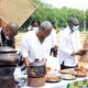 La ville de Lomé se prépare à accueillir la 5ᵉ édition du Festival International La Marmite (FESMA), prévue du 12 au 16 août 2026. Cet événement s’affirme au fil des années comme un moment incontournable dédié à la culture africaine, avec la gastronomie comme principal vecteur de rassemblement. Placée sous le thème « Promouvoir l’intégration et le vivre-ensemble à travers la cuisine et l’alimentation », cette édition promet une véritable plongée dans les traditions culinaires du continent.