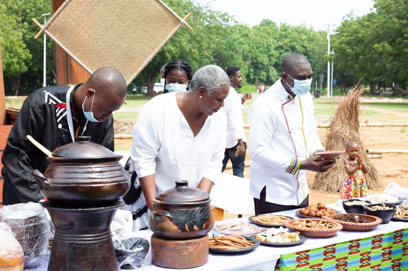 La ville de Lomé se prépare à accueillir la 5ᵉ édition du Festival International La Marmite (FESMA), prévue du 12 au 16 août 2026. Cet événement s’affirme au fil des années comme un moment incontournable dédié à la culture africaine, avec la gastronomie comme principal vecteur de rassemblement. Placée sous le thème « Promouvoir l’intégration et le vivre-ensemble à travers la cuisine et l’alimentation », cette édition promet une véritable plongée dans les traditions culinaires du continent.