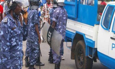 Une opération menée par la Police nationale togolaise dans la préfecture d’Agou a conduit à l’arrestation de plusieurs suspects, dont un maçon qui a tenté de prendre la fuite lors d’une perquisition. L’intervention a également permis la saisie d’armes et de munitions.