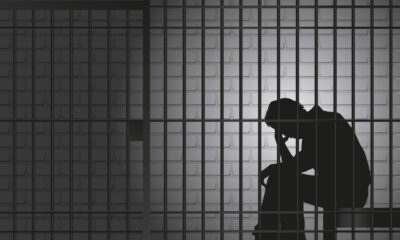 Togo : émotion après le décès de Nestor Akawa en garde à vue à Agbati La disparition de Nestor Akawa, âgé de 27 ans, dans une brigade de gendarmerie à Agbati, provoque une vive indignation au Togo. Ce père de famille, originaire de Laokopé, est décédé alors qu’il était en garde à vue, suscitant de nombreuses interrogations sur les conditions de détention. Une arrestation entourée de zones d’ombre D’après les témoignages de ses proches, l’interpellation du jeune homme reste floue. Le 17 mars 2026, sa famille ainsi que des autorités locales ont décidé de s’exprimer publiquement lors d’une émission diffusée sur Kanal FM. Ils y décrivent une arrestation inattendue, suivie d’une détention qui aurait été marquée par des actes de violence. Une affaire ancienne à l’origine du drame Selon les informations recueillies, cette interpellation serait liée à un ancien litige remontant à environ cinq ans. À l’époque, Nestor Akawa gérait un projet agricole financé par un investisseur étranger. Chargé de remettre une somme importante, il aurait été victime d’un vol avant le paiement. Bien que l’affaire semblait classée après le départ du promoteur, elle aurait été relancée récemment par un autre responsable du projet, ce qui aurait conduit à son arrestation. Des accusations de violences en détention Les proches de la victime affirment que Nestor Akawa aurait subi des traitements violents après son arrivée à la brigade d’Agbati. Selon certains témoignages, il aurait été interpellé par des individus en civil avant d’être conduit sur les lieux. Un membre de sa famille affirme avoir assisté à des scènes de sévices, évoquant notamment l’usage d’objets pour le frapper. D’autres dénoncent également des humiliations et des conditions de détention difficiles. « Ils risquent de me tuer » Avant sa mort, le jeune homme aurait exprimé sa peur pour sa vie auprès de ses proches. Il leur aurait demandé de ne pas le laisser seul, craignant des violences. Quelques heures plus tard, en pleine nuit, sa famille est informée de son décès. Son corps aurait ensuite été transféré à la morgue de Notsé sans communication préalable officielle. Une enquête attendue Face aux accusations, les responsables de la brigade contestent toute implication dans des actes de violence. Une version rejetée par la famille, qui réclame toute la lumière sur cette affaire. Une autopsie a été ordonnée afin de déterminer les circonstances exactes du décès. En attendant les résultats, les proches exigent que justice soit rendue et que d’éventuelles responsabilités soient établies. Une affaire qui relance le débat Au-delà de ce cas, ce drame remet en question les conditions de détention et le respect des droits humains au Togo. Plusieurs organisations pointent régulièrement des abus dans certains lieux de garde à vue. Cette nouvelle affaire pourrait ainsi raviver les discussions sur la nécessité de renforcer le contrôle des forces de sécurité et de garantir une meilleure protection des citoyens.