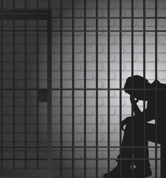 Togo : émotion après le décès de Nestor Akawa en garde à vue à Agbati La disparition de Nestor Akawa, âgé de 27 ans, dans une brigade de gendarmerie à Agbati, provoque une vive indignation au Togo. Ce père de famille, originaire de Laokopé, est décédé alors qu’il était en garde à vue, suscitant de nombreuses interrogations sur les conditions de détention. Une arrestation entourée de zones d’ombre D’après les témoignages de ses proches, l’interpellation du jeune homme reste floue. Le 17 mars 2026, sa famille ainsi que des autorités locales ont décidé de s’exprimer publiquement lors d’une émission diffusée sur Kanal FM. Ils y décrivent une arrestation inattendue, suivie d’une détention qui aurait été marquée par des actes de violence. Une affaire ancienne à l’origine du drame Selon les informations recueillies, cette interpellation serait liée à un ancien litige remontant à environ cinq ans. À l’époque, Nestor Akawa gérait un projet agricole financé par un investisseur étranger. Chargé de remettre une somme importante, il aurait été victime d’un vol avant le paiement. Bien que l’affaire semblait classée après le départ du promoteur, elle aurait été relancée récemment par un autre responsable du projet, ce qui aurait conduit à son arrestation. Des accusations de violences en détention Les proches de la victime affirment que Nestor Akawa aurait subi des traitements violents après son arrivée à la brigade d’Agbati. Selon certains témoignages, il aurait été interpellé par des individus en civil avant d’être conduit sur les lieux. Un membre de sa famille affirme avoir assisté à des scènes de sévices, évoquant notamment l’usage d’objets pour le frapper. D’autres dénoncent également des humiliations et des conditions de détention difficiles. « Ils risquent de me tuer » Avant sa mort, le jeune homme aurait exprimé sa peur pour sa vie auprès de ses proches. Il leur aurait demandé de ne pas le laisser seul, craignant des violences. Quelques heures plus tard, en pleine nuit, sa famille est informée de son décès. Son corps aurait ensuite été transféré à la morgue de Notsé sans communication préalable officielle. Une enquête attendue Face aux accusations, les responsables de la brigade contestent toute implication dans des actes de violence. Une version rejetée par la famille, qui réclame toute la lumière sur cette affaire. Une autopsie a été ordonnée afin de déterminer les circonstances exactes du décès. En attendant les résultats, les proches exigent que justice soit rendue et que d’éventuelles responsabilités soient établies. Une affaire qui relance le débat Au-delà de ce cas, ce drame remet en question les conditions de détention et le respect des droits humains au Togo. Plusieurs organisations pointent régulièrement des abus dans certains lieux de garde à vue. Cette nouvelle affaire pourrait ainsi raviver les discussions sur la nécessité de renforcer le contrôle des forces de sécurité et de garantir une meilleure protection des citoyens.