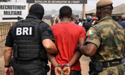 Recherché pour meurtre, il se présente au recrutement militaire et la police l’attendait sur place