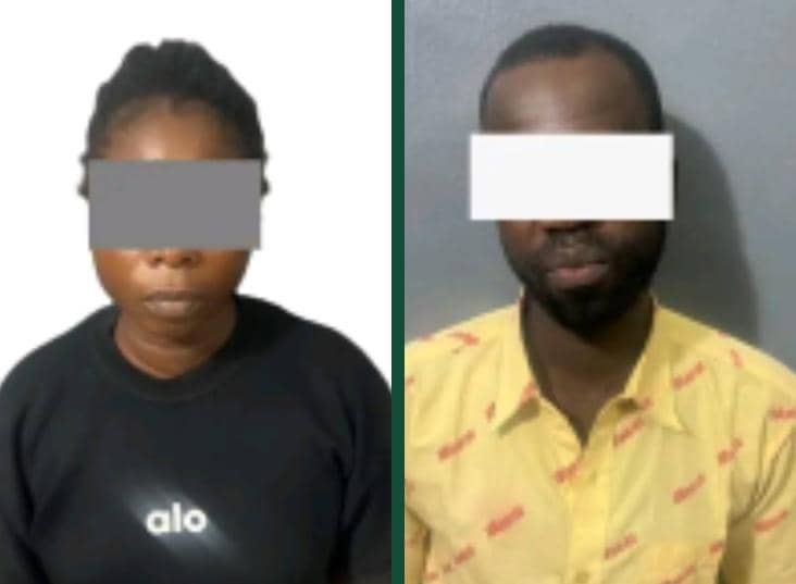 La Police nationale togolaise a annoncé le démantèlement d’un réseau lié à la plateforme de trading QNET impliqué dans des faits présumés de prise d’otage et de traite de personnes. L’opération, menée le 3 mars 2026 à Adétikopé, a permis l’arrestation de deux suspects et la libération de plusieurs victimes attirées par de fausses promesses d’emploi.