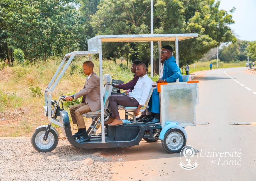 Togo : un étudiant de l’Université de Lomé invente incroyablement un tricycle électrique