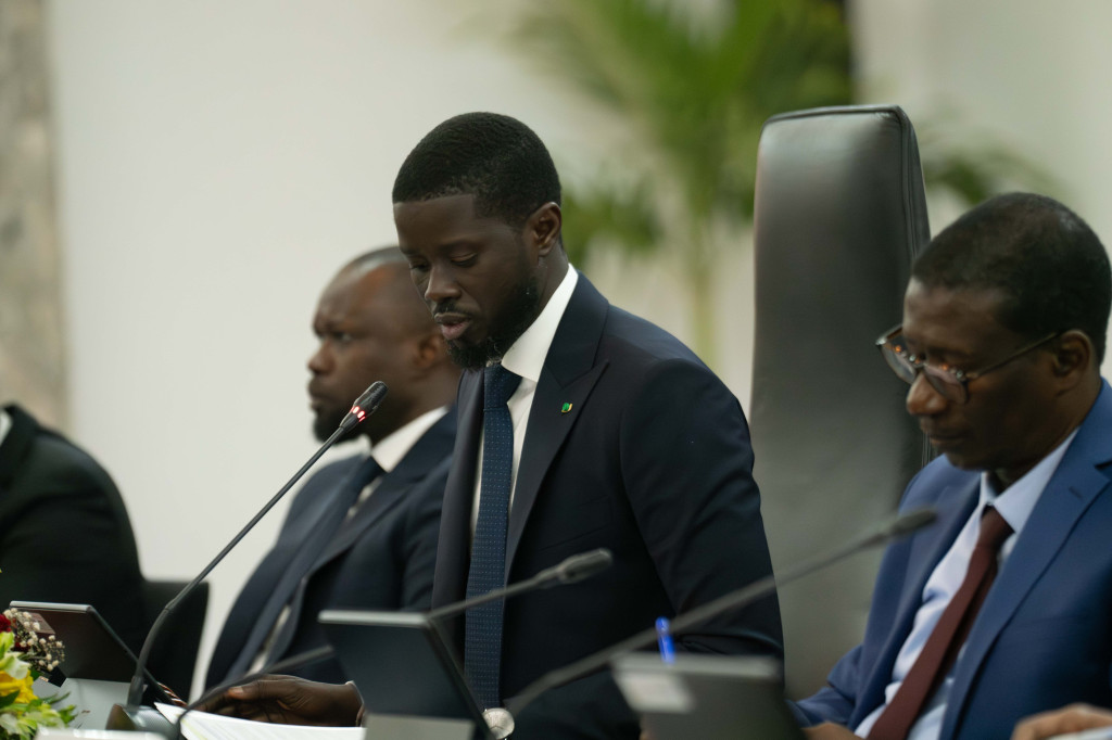 Le gouvernement sénégalais passe à l'offensive pour freiner la dérive des finances publiques. Selon le communiqué du Conseil des ministres du mercredi 4 mars 2026, dix-neuf (19) agences et structures parapubliques vont être purement et simplement supprimées ou fusionnées. Une mesure de "salut public" pour tenter de stabiliser une économie sous haute tension.