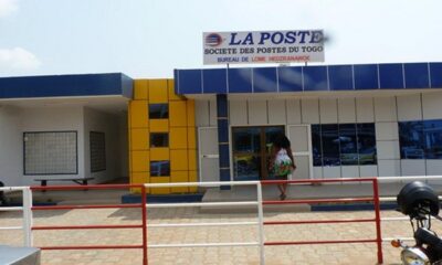 La Poste Togo devient officiellement le levier logistique de la modernisation administrative du pays. Ce vendredi 6 mars 2026, la Société des Postes du Togo (SPT) a scellé un partenariat stratégique avec le ministère du Commerce, de l’Artisanat et de la Consommation locale pour lancer un service inédit de livraison à domicile des documents administratifs, marquant une avancée majeure pour le climat des affaires au Togo.