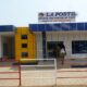 La Poste Togo devient officiellement le levier logistique de la modernisation administrative du pays. Ce vendredi 6 mars 2026, la Société des Postes du Togo (SPT) a scellé un partenariat stratégique avec le ministère du Commerce, de l’Artisanat et de la Consommation locale pour lancer un service inédit de livraison à domicile des documents administratifs, marquant une avancée majeure pour le climat des affaires au Togo.