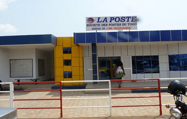 La Poste Togo devient officiellement le levier logistique de la modernisation administrative du pays. Ce vendredi 6 mars 2026, la Société des Postes du Togo (SPT) a scellé un partenariat stratégique avec le ministère du Commerce, de l’Artisanat et de la Consommation locale pour lancer un service inédit de livraison à domicile des documents administratifs, marquant une avancée majeure pour le climat des affaires au Togo.