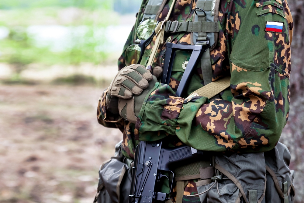 La guerre entre Ukraine et Russie a également des répercussions jusque dans certains pays africains, dont le Togo. Selon un rapport publié le 11 février 2026 par le collectif d’investigation All Eyes On Wagner (AEOW) et l’ONG suisse INPACT, 18 ressortissants togolais auraient été enrôlés pour combattre aux côtés des forces russes. Trois d’entre eux auraient perdu la vie sur le champ de bataille.