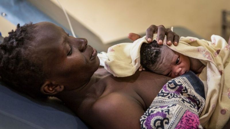 Le Centre Hospitalier Régional (CHR) de Dapaong est au cœur d'un scandale inhabituel. Une famille résidant dans la ville se dit désemparée et en colère après avoir constaté la disparition du placenta de leur nouveau-né. Entre négligence médicale et soupçons de pratiques occultes, l'affaire enflamme les discussions dans la cité des Savanes.