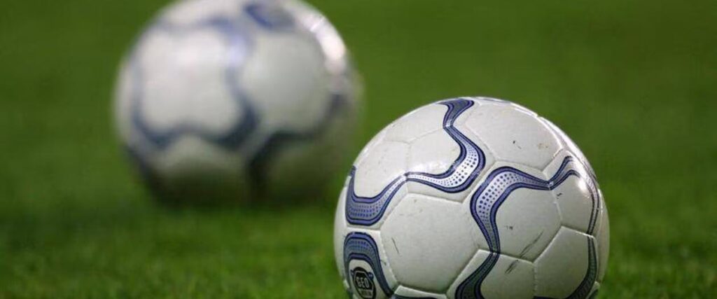 Le nord du Bénin est sous le choc après un grave accident de la circulation survenu dans la soirée du mardi 14 avril 2026. Le drame a coûté la vie à deux jeunes joueurs du club Mambas Noirs FC de Pélibina, plongeant leur communauté dans une profonde tristesse.