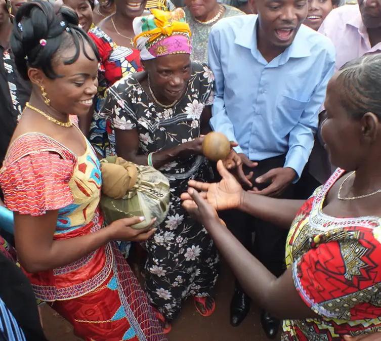Mariage en Afrique : les traditions résistent-elles encore ?