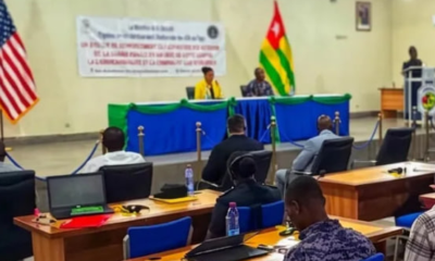Le Togo renforce sa lutte contre la cybercriminalité. Trente-huit experts togolais viennent d’être formés en criminalistique numérique par le Bureau fédéral d’enquêtes américain (FBI), a annoncé l’ambassade des États-Unis ce 15 mai 2026. Ces spécialistes auront pour mission de traquer les criminels opérant sur le dark web et dans les réseaux de cryptomonnaies grâce à des techniques avancées d’enquête numérique.