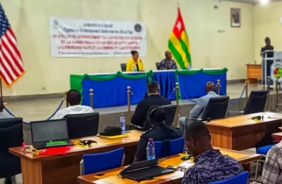 Le Togo renforce sa lutte contre la cybercriminalité. Trente-huit experts togolais viennent d’être formés en criminalistique numérique par le Bureau fédéral d’enquêtes américain (FBI), a annoncé l’ambassade des États-Unis ce 15 mai 2026. Ces spécialistes auront pour mission de traquer les criminels opérant sur le dark web et dans les réseaux de cryptomonnaies grâce à des techniques avancées d’enquête numérique.